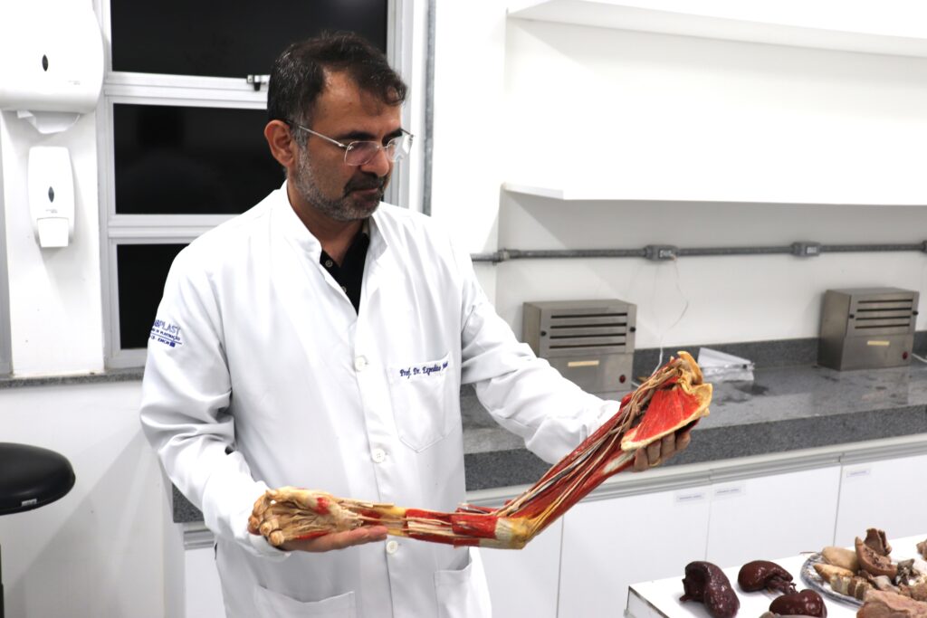 Funpec doa material essencial para o funcionamento do Laboratório de Plastinação da UFRN