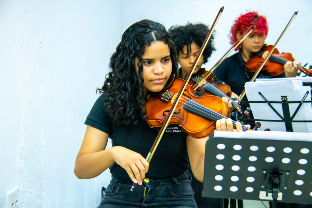 Projeto Aldo Parisot avança no ensino de cordas para meninas do Seridó com apoio da Funpec
